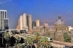 Metro y edificios del Centro de Medellín.jpg