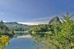 represa preciosa de Guatapé y piedra del Peñol.jpg