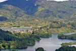 Represa de Guatapé, alrededores casasfincas.jpg