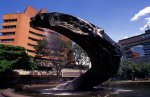 Monumento a la vida y edificio camacol.jpg