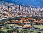univesidad de Antioquia y fondo del Centro de Medellín.jpg