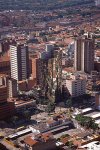 Edificios en el Centro de Medellín El de los espejos.jpg