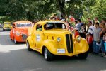 desfile de carros antiguos en la feria de las flores.jpg