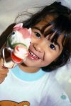 niña con caballito de juguete ríe.jpg