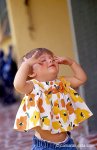 niña con manos en la cara.jpg