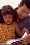 niña y hermano leyendo.jpg