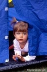 niña en la carpa.jpg