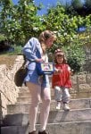 niña va al colegio llevada por su mamá.jpg