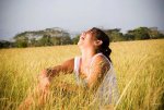 niña alegre en el campo.jpg