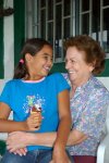 nieta con la abuela.jpg
