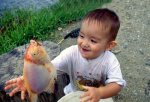 niño con pescado.jpg