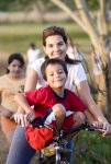 niño montado en biscicleta con su mamá.jpg