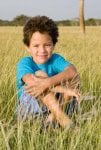 niño sentado en el campo.jpg