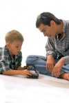 niño jugando con su hermano.jpg