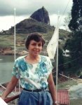con la piedra del Peñol y la represa de Guatapé al fondo.jpg