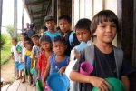 niños en amazonas Colombia esperando comer.jpg