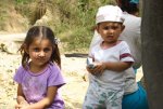 niños cerca a constucción del puente de Occidente Antioquia.jpg