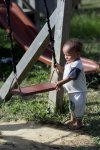 niño en amazonas Colombia intenta columpiarse.jpg