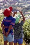 niños elevan una cometa.jpg