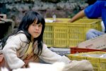 niña trabajando entre cajas.jpg