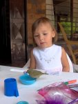 niña observa un pajarito..jpg