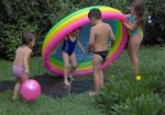 nietos de mi hermana en el jardin.jpg