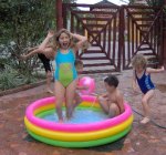 nietos de mi hermana gozan bañandose afuera..jpg