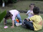 niños de primos jugando en el prado.JPG