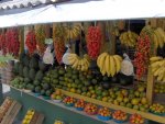 Afueras de Medellín puesto de frutas tomó sobrina.jpg