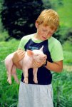 niño con cerdito.jpg