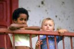 niños en balcòn.jpg