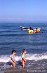 niños en el mar.jpg