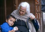 niño con anciana.jpg