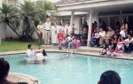 niños mirando el bautismo en mi comunidad...JPG