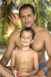 niño con du padre.jpg