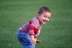 niño sonsriendo en el campo.jpg