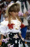 niña vestida de campesina.jpg