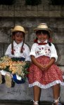 niñas vestidas de campesinas.jpg