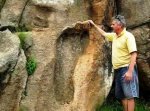 hallada en Sud&#225;frica, esta gigantesca huella de pie impresa en el granito de 1,20 metros de.jpg