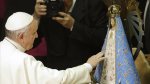 Bergoglio-tocando-virgen.jpg