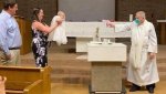 sacerdote-pistola-agua-.jpg