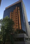 edificio se refleja en otro de espejos en el  Poblado.jpg