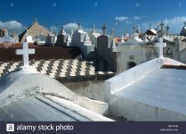 el-cementerio-de-los-marineros-con-sepulcros-blanqueados-o-tumbas-con-cruces-bonifacio-corcega...jpg