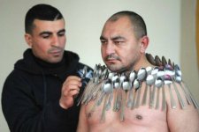 hermandadblanca_org_20150911_personas_con_magnetismo_hombre_cucharillas_experimento.jpg