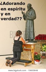 Adorando estatua.jpg