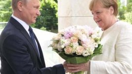 el puta de Putin con flors a Mérkel.jpg