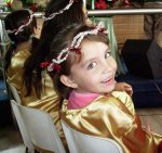 niñita antes de salir a cantar.JPG
