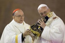 PAPA FRANCISCO BESANDO UNA VIRGEN.jpg