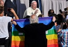Bergoglio y bandera gay.jpg