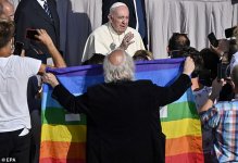 PAPA BERGOGLIO Y BANDERA GAY.jpg